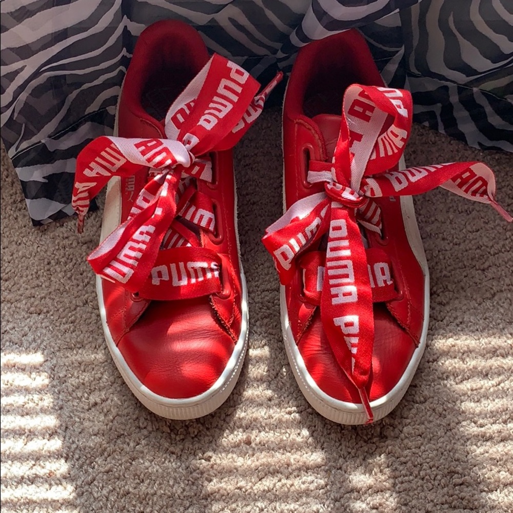 trendy lace up pumas!
